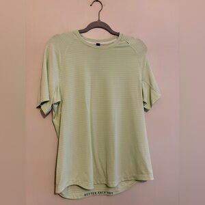 Men’s Lululemon Light Green Athletic Shorts Sleeve Tee Sz M Medium